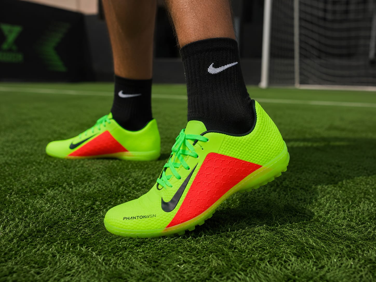Chuteira Society Nike Phantom Vision Verde Neon TF Adulto – Solado de Borracha para Grama Sintética