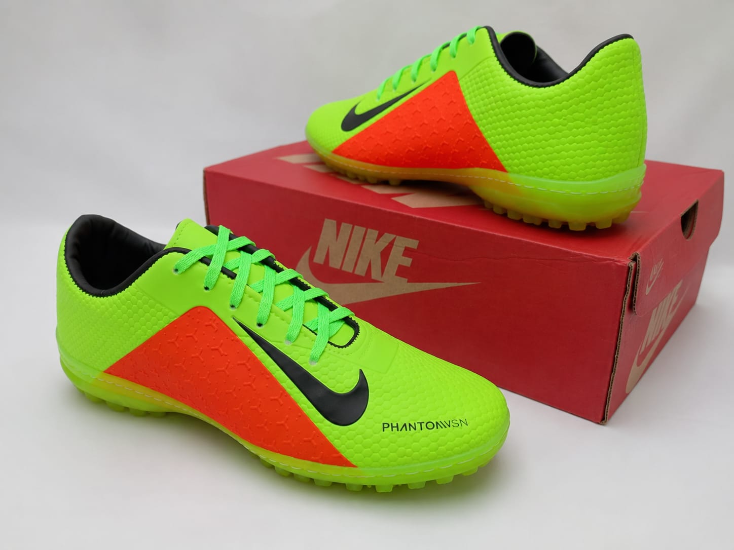 Chuteira Society Nike Phantom Vision Verde Neon TF Adulto – Solado de Borracha para Grama Sintética - Imagem 2