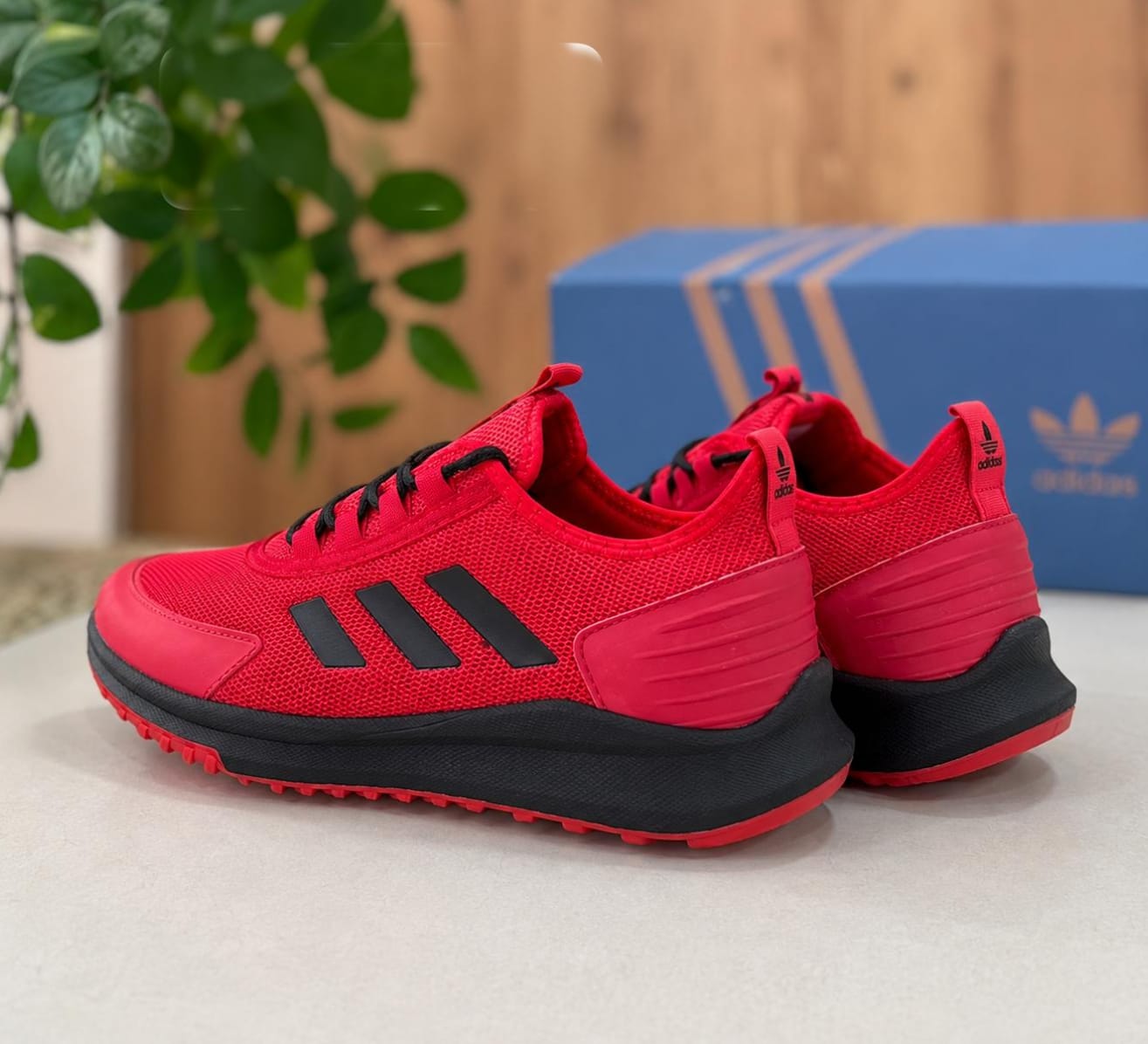 Tênis Esportivo Vermelho com Detalhes Pretos – Conforto, Leveza e Estilo para o Dia a Dia - Imagem 2