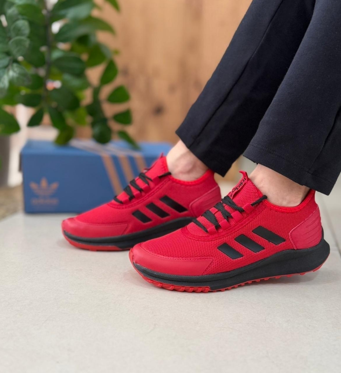 Tênis Esportivo Vermelho com Detalhes Pretos – Conforto, Leveza e Estilo para o Dia a Dia - Imagem 3