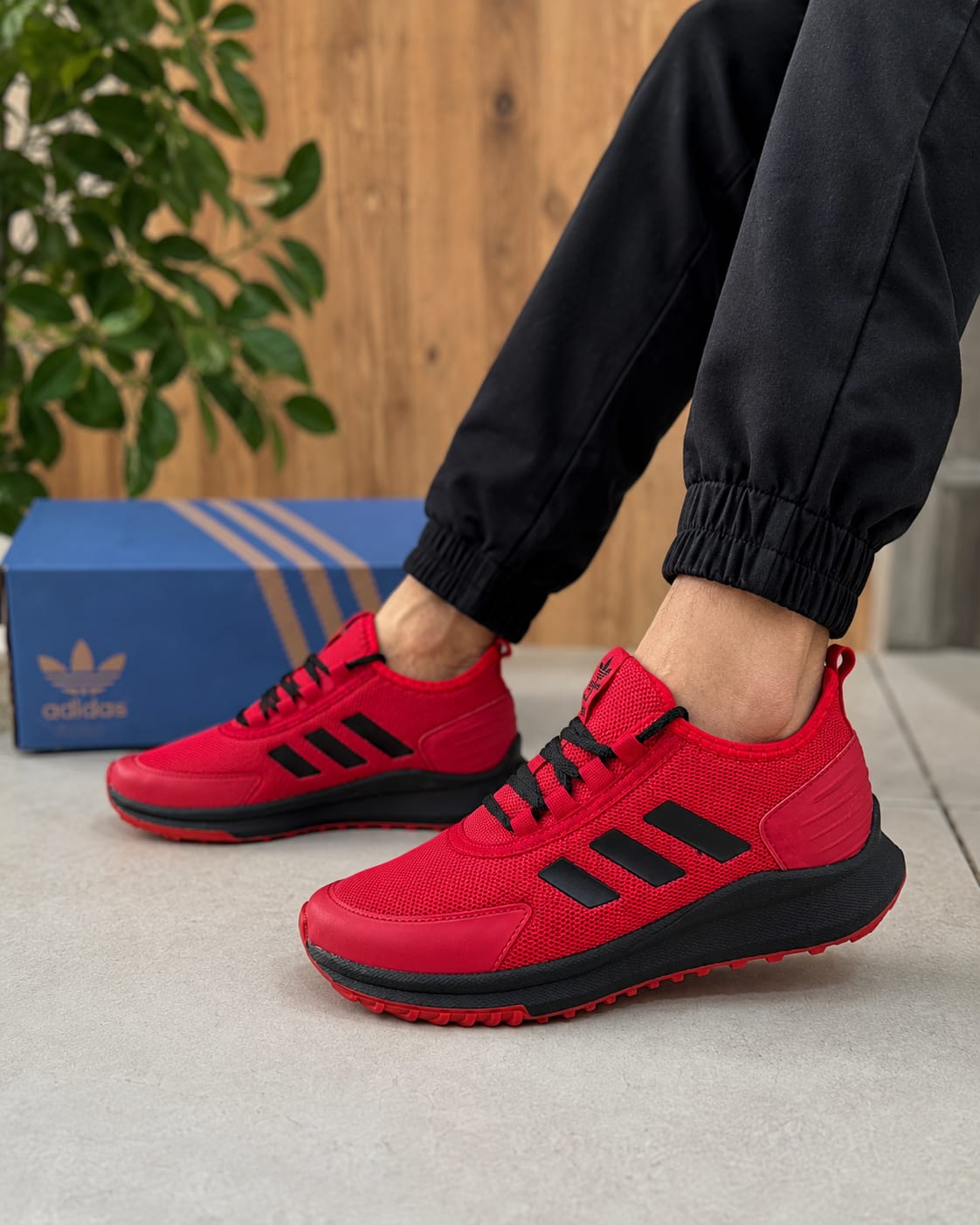Tênis Esportivo Vermelho com Detalhes Pretos – Conforto, Leveza e Estilo para o Dia a Dia