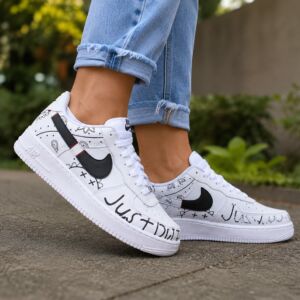 Tênis Casual Branco com Estampa Urbana – Design Exclusivo e Estilo Streetwear