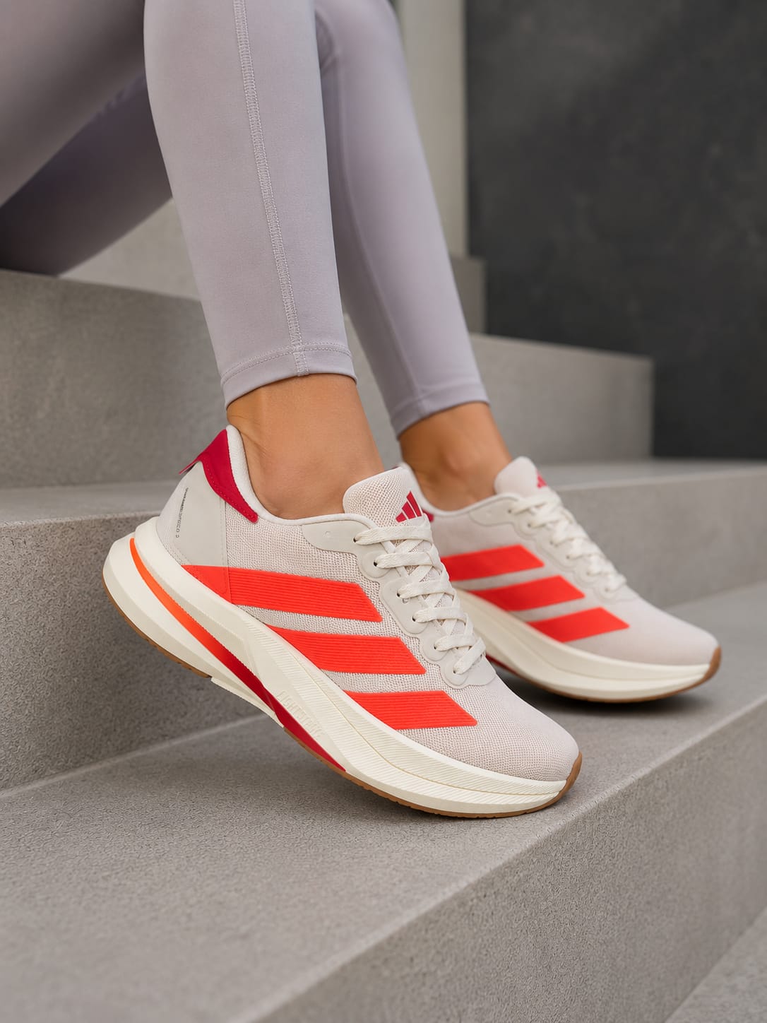 Tênis Esportivo Feminino Bege com Detalhes Coral – Leve, Confortável para Caminhada, Academia e Dia a Dia