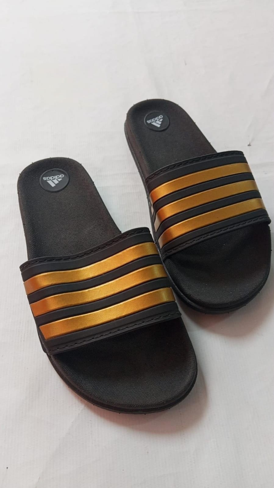 Sandália Slide Preta com Listras Douradas – Chinelo Confortável Unissex para Uso Diário - Imagem 2