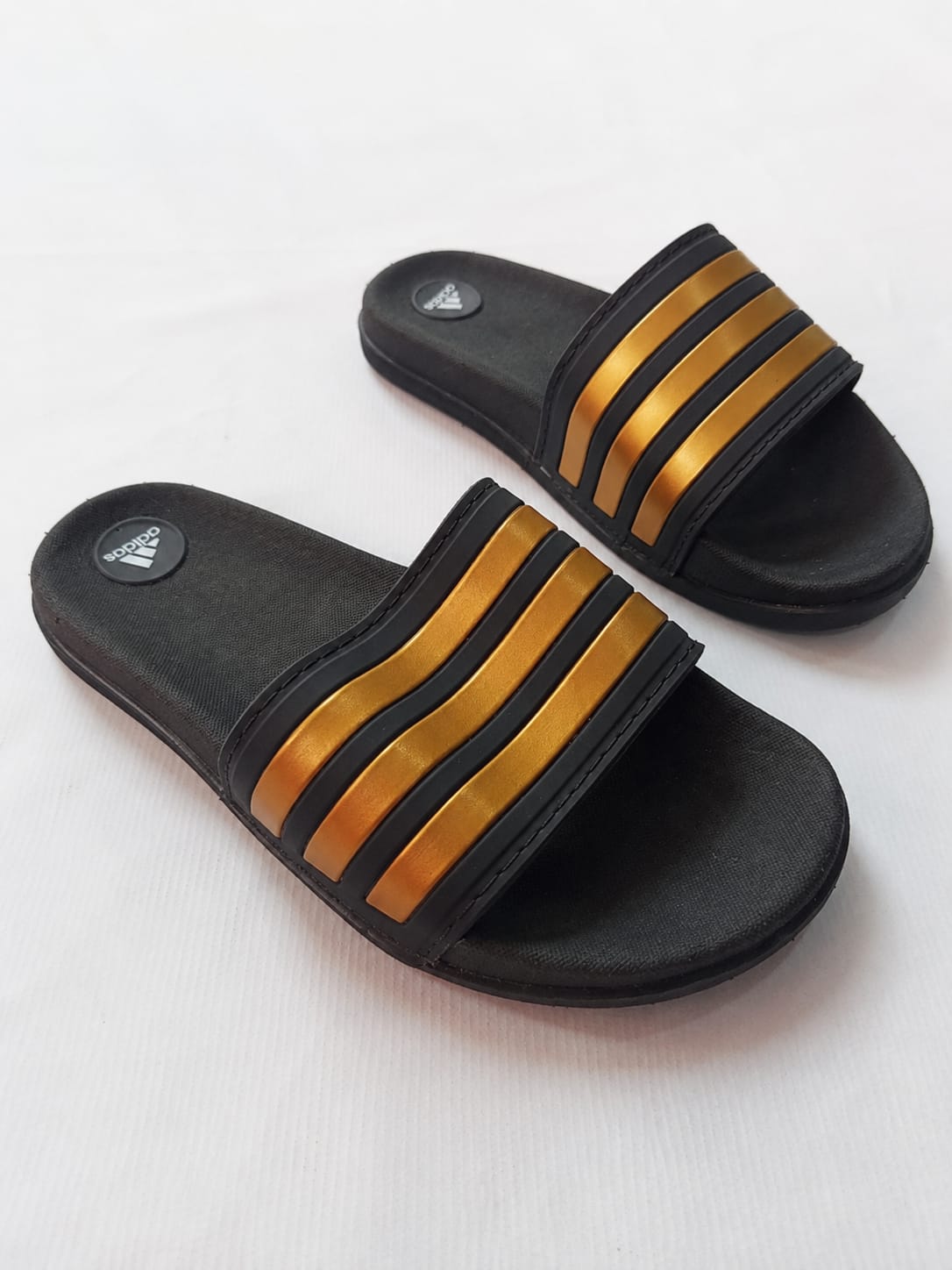 Sandália Slide Preta com Listras Douradas – Chinelo Confortável Unissex para Uso Diário - Imagem 3