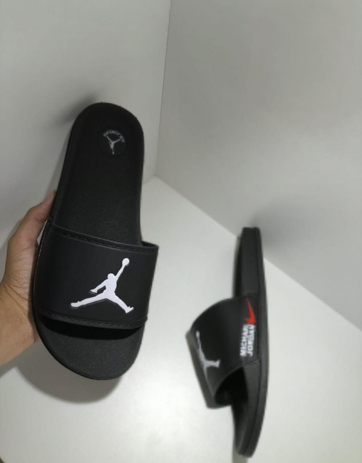 Sandália Slide Preta Unissex Confortável com Tira Anatômica – Chinelo Casual para Dia a Dia - Imagem 3